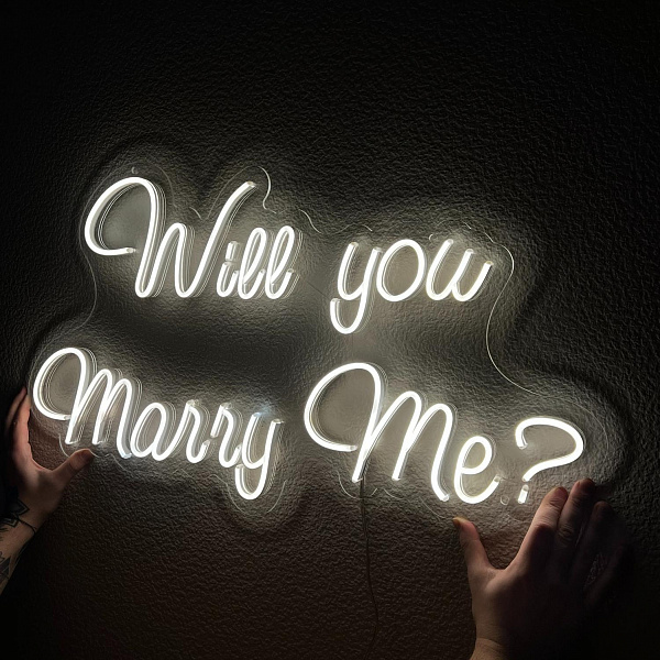 Неоновая вывеска "Will you marry me?"