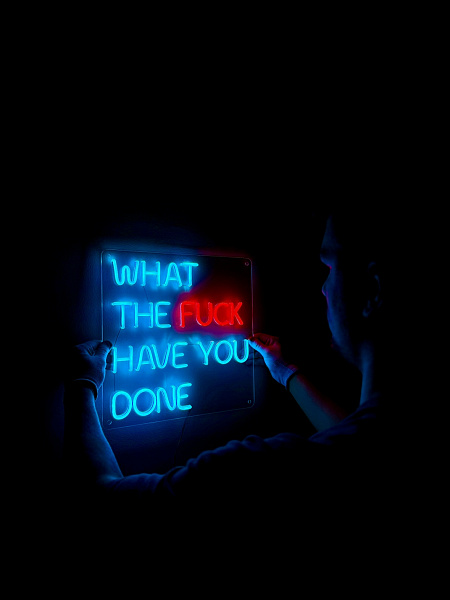 Неоновая вывеска "What the f**k have you done"