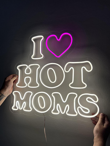 Неоновая вывеска "I love hot moms"