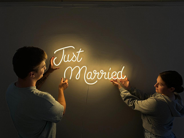 Неоновая вывеска "Just Married"
