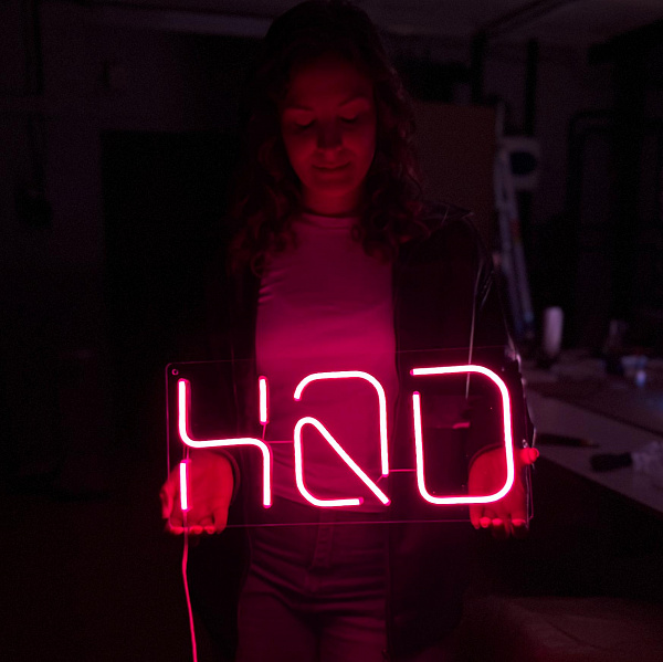 Неоновая вывеска "HQD"