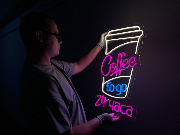 Неоновая вывеска "Coffee to go 24 часа"