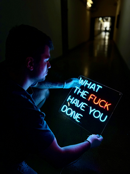 Неоновая вывеска "What the f**k have you done"