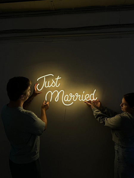 Неоновая вывеска "Just Married"
