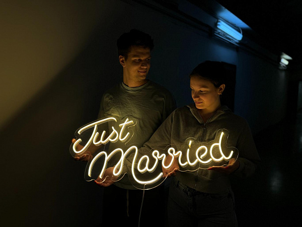 Неоновая вывеска "Just Married"
